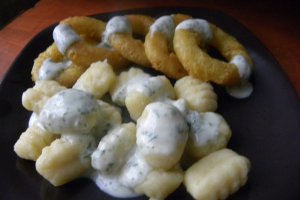 Inele de calamar cu gnocchi si sos de iaurt