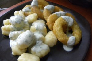 Inele de calamar cu gnocchi si sos de iaurt