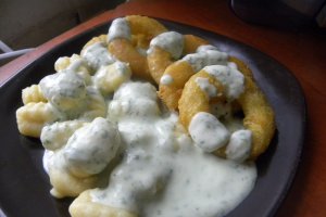 Inele de calamar cu gnocchi si sos de iaurt
