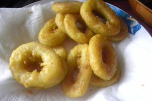 Inele de calamar cu gnocchi si sos de iaurt