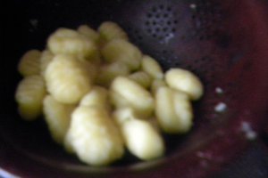 Inele de calamar cu gnocchi si sos de iaurt