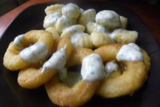Inele de calamar cu gnocchi si sos de iaurt