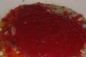 Peste in sos de rosii cu mamaliguta