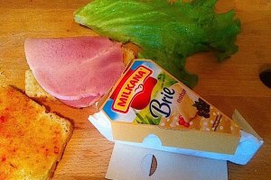 Sandvis cald cu jambon si branza Brie