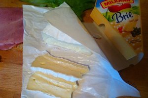 Sandvis cald cu jambon si branza Brie