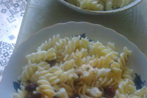 Fusilli cu branza de burduf slanina si carnat