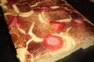 Tarta cu capsuni si banane