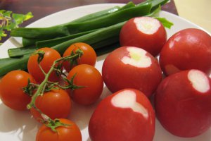 Salata de primavara cu ridichi, ceapa verde si rosii cherry