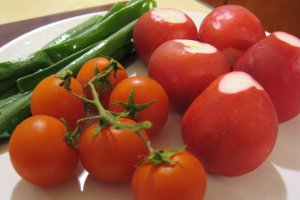 Salata de primavara cu ridichi, ceapa verde si rosii cherry