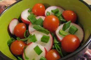 Salata de primavara cu ridichi, ceapa verde si rosii cherry