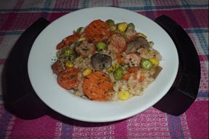 Pilaf cu legume si carnati