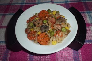 Pilaf cu legume si carnati