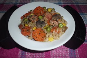 Pilaf cu legume si carnati