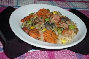 Pilaf cu legume si carnati