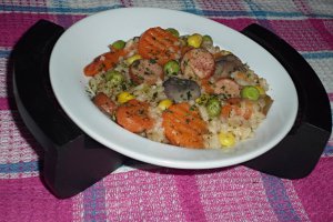 Pilaf cu legume si carnati