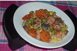 Pilaf cu legume si carnati
