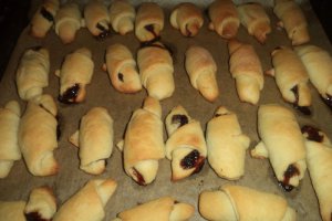 Cornulete de post cu dulceata de visine