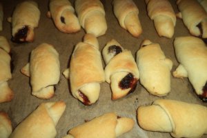Cornulete de post cu dulceata de visine