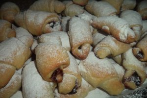 Cornulete de post cu dulceata de visine