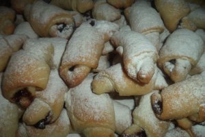 Cornulete de post cu dulceata de visine