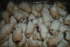 Cornulete de post cu dulceata de visine