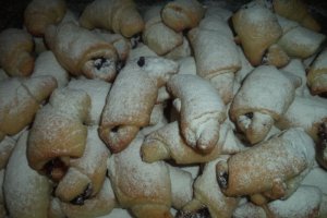 Cornulete de post cu dulceata de visine
