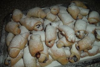 Cornulete de post cu dulceata de visine