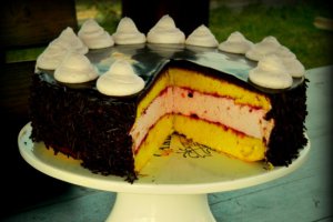 Tort cu mousse de capsuni