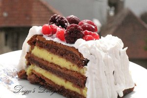 Tort cu fructe de padure si crema de vanilie