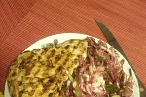 Piept de pui la gratar cu salata de cruditati