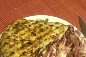 Piept de pui la gratar cu salata de cruditati