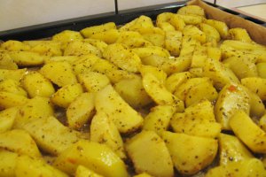 Cartofi aurii cu cascaval la cuptor