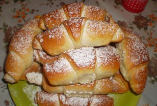 Cornuri cu nuca si dulceata de macese