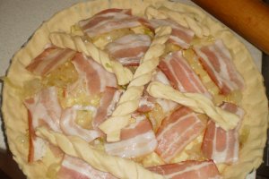 Tarta cu bacon,ceapa si branza