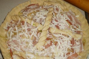Tarta cu bacon,ceapa si branza