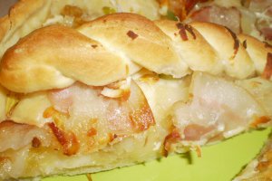 Tarta cu bacon,ceapa si branza
