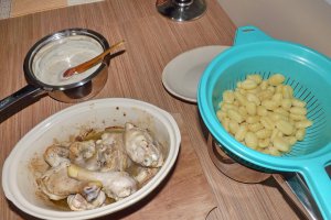 Pui cu gnocchi si sos alb de ciuperci
