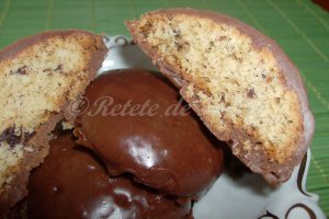 Biscuiti in glazura de ciocolata cu fragi