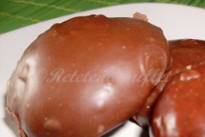 Biscuiti in glazura de ciocolata cu fragi