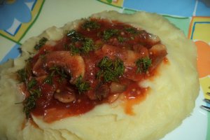 Piure de cartofi si ciuperci cu sos de rosii