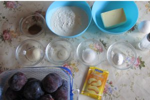 Tarta cu prune si crumble