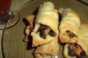 Cornulete aperitiv cu ciuperci,leurda si morcov