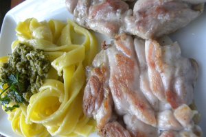 Tagliatelle cu sos pesto si pulpa de pui