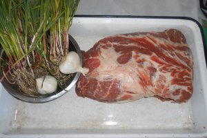 Ceafa de porc la cuptor cu usturoi verde