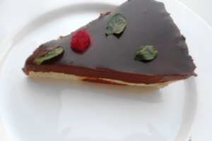 Tarta cu ciocolata si zmeura