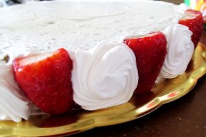 Tort cu capsuni si crema de ciocolata