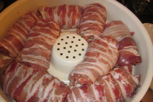 Pulpe de pui umplute, învelite in bacon