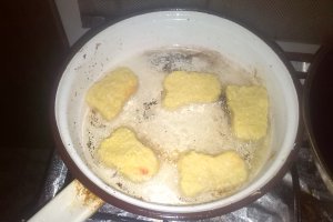 Cartofi prajiti cu snitel de pui congelat