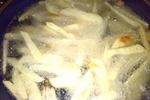 Cartofi prajiti cu snitel de pui congelat