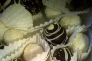 Bomboane cu cocos trase in ciocolata